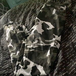 Hi I’m selling these camo jeans very comfy